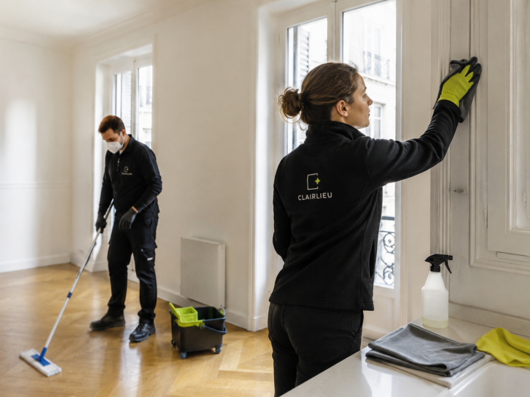 Deux techniciens Clairlieu procédant au nettoyage d'un logement après un débarras
