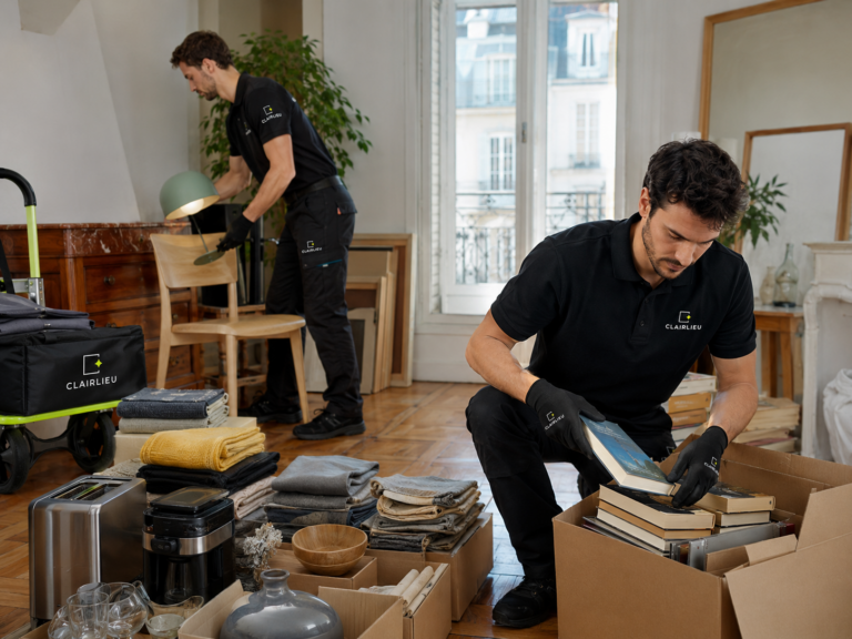 Deux techniciens Clairlieu procédant au tri des bien d'un appartement lors d'une préstation de débarras tri et valorisation des biens en Île-de-France