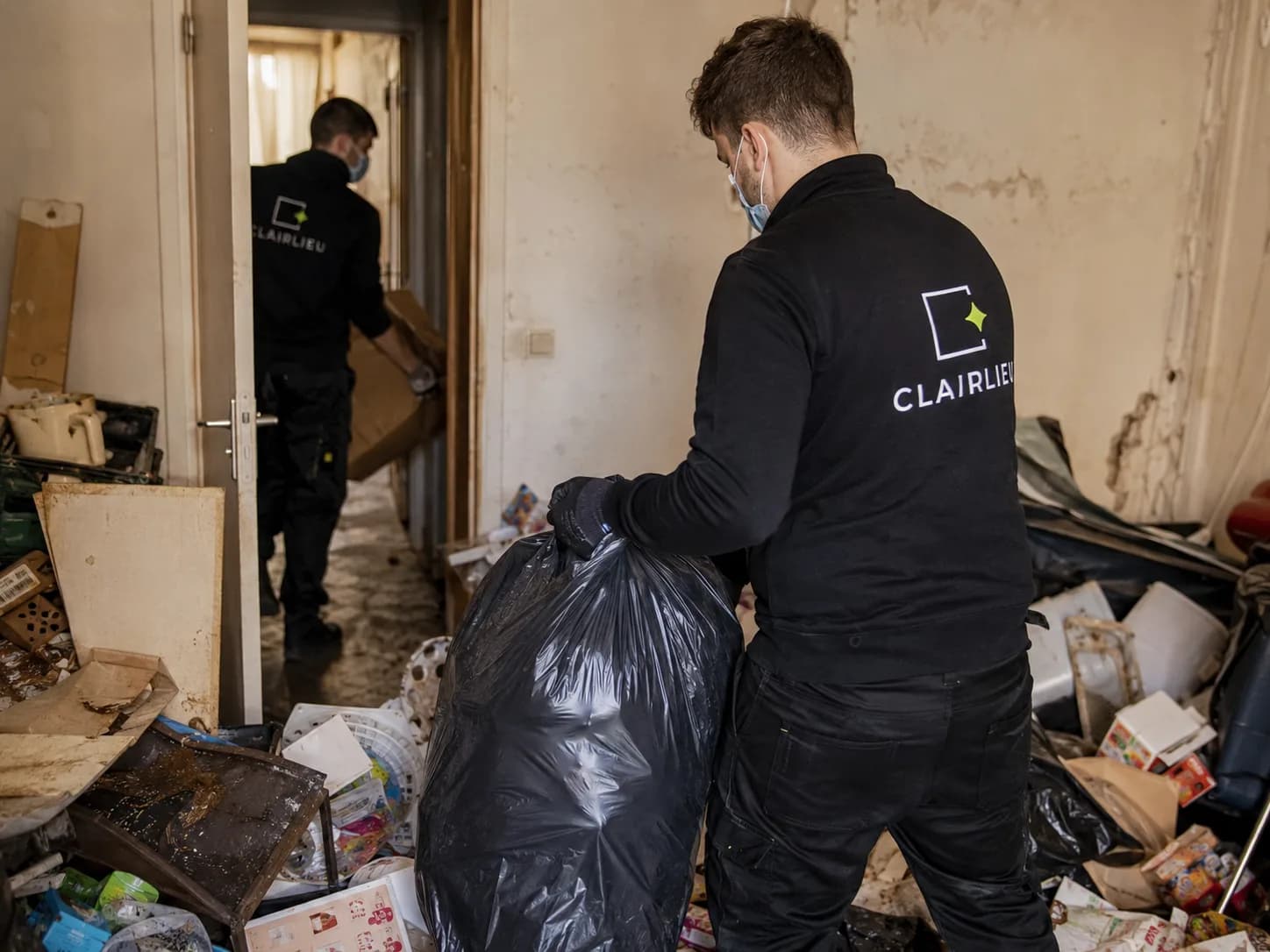 Évacuation des déchets d'un logement insalubre