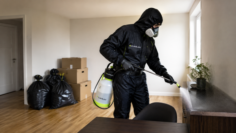 Technicien Clairlieu pulvérisant du désinfection dans un appartement récemment rangé dans le cadre d'une intervention de désinfection diogène